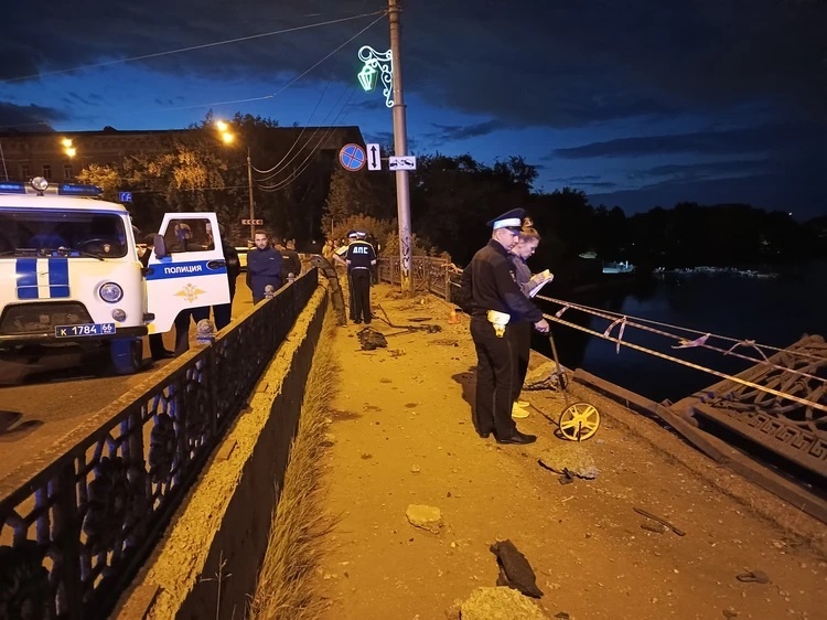 Внедорожник пробил два ограждения