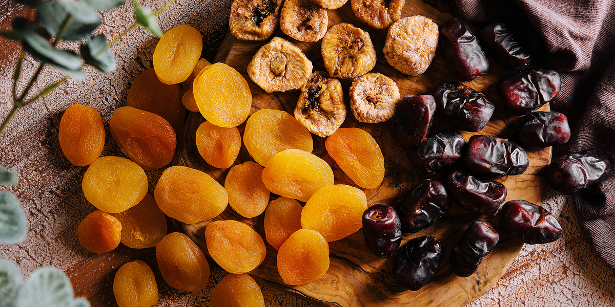 Сухофрукты — сладкая альтернатива, которая насыщает и дарит энергию без резких скачков сахара.
