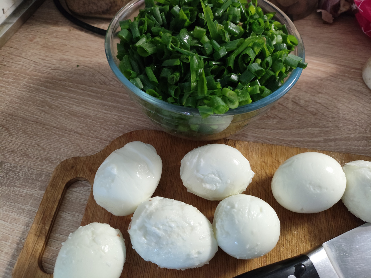 Яйца хоть и не сильно свежие, все равно с трудом очищаются.. В кипяток кидаю.