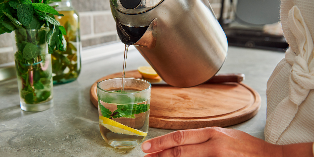 Вода с лимоном — свежее начало хорошего дня.