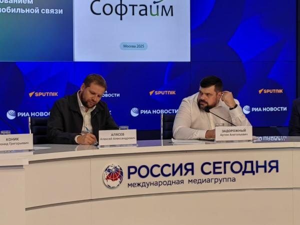 Пре­зен­та­ция но­вой тех­но­логии борь­бы с те­лефон­ны­ми мо­шен­ни­ками от "Соф­тайм". На фо­то: ге­нераль­ный ди­рек­тор АО "Сиг­нал­тек" Алек­сей Аля­сев (сле­ва) и ди­рек­тор по спе­циаль­ным за­каз­чи­кам ООО "Соф­тайм" Ар­тем За­дорож­ный (фо­то ComNews)