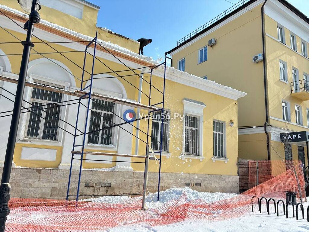    В Оренбурге снег с фасада дома упал на автомобиль — суд обязал УК выплатить почти 320 тысяч рублей