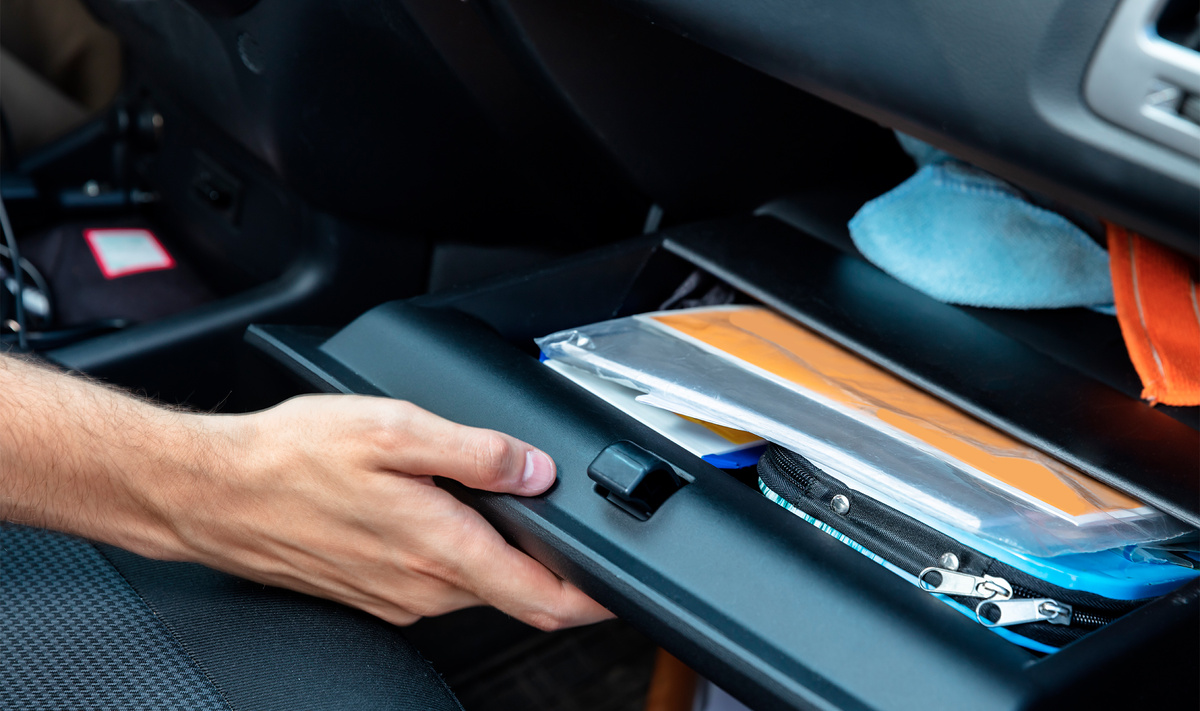 В любую поездку на машине обязательно нужно взять с собой документы.Фото: Andrey_Popov / Shutterstock.com