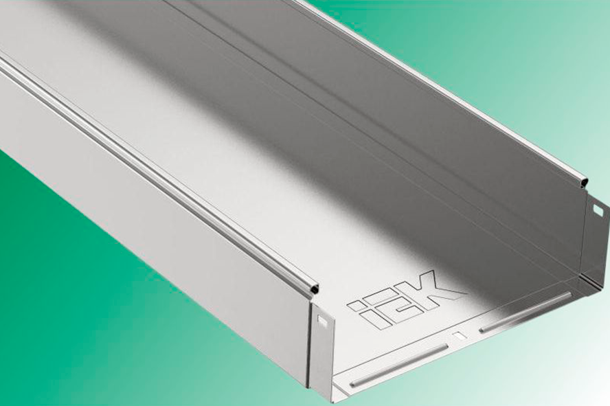 Кабельные лотки IEK делают из рулонной холоднокатаной стали, оцинкованной конвейерным способом по методу Сендзимира — при таком способе нанесения образуется очень тонкий, но плотно прилегающий и непрерывный слой цинка. Такое покрытие создает барьерную и электрохимическую защиту от коррозии, применяется в основном для изготовления кабельных лотков и других изделий, предназначенных для использования в умеренных коррозионных условиях (классы С1-С2). При таком способе оцинковки покрытие не отслаивается и почти не повреждается при резке и сверлении и продолжает выполнять функцию электрохимической защиты.