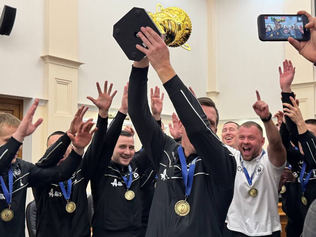 Две команды из Ангарска заняли первое и второе места на чемпионате Приангарья по футболу
Фото: Тг-канал (18+) мэра АГО Сергея Петрова