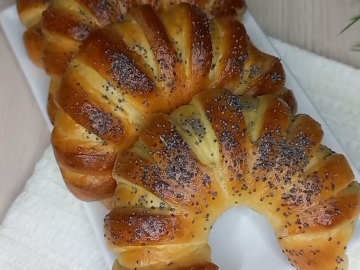 Пушистые рогалики с маковой начинкой