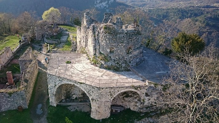 Анакопийская крепость — величественное древнее укрепление, расположенное в Абхазии, в городе Новый Афон. Цитадель находится на вершине Иверской горы, протянувшись на 450 м в длину и 150 м в ширину. Оборонительное сооружение было возведено в VII веке, с целью защитить Анакопию от вторжения арабов. Для проезда внутрь крепости были предусмотрены лишь одни ворота с южной стороны. 