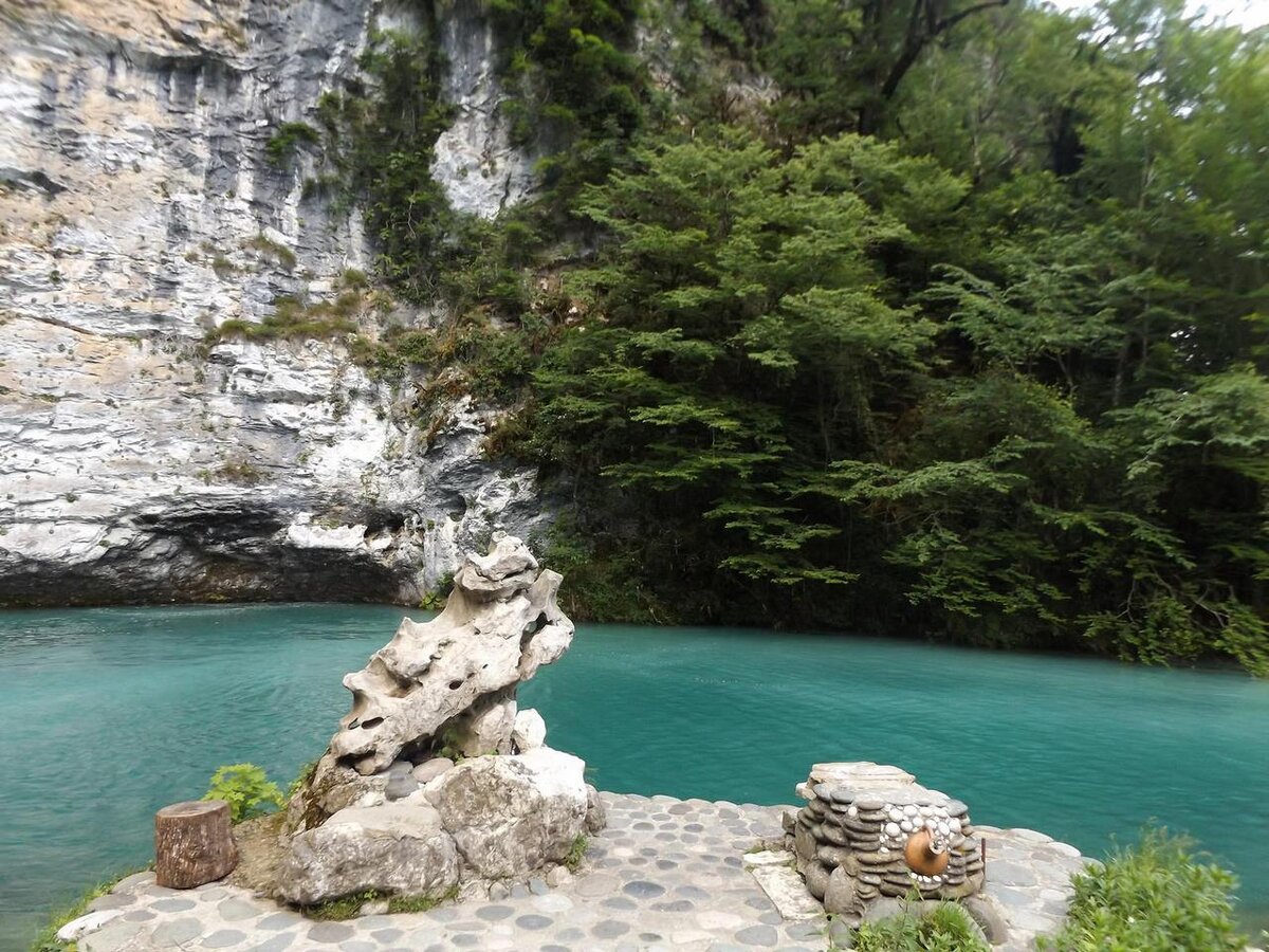 Голубое озеро находится в Абхазии, в Рицинском реликтовом парке, на правом берегу реки Бзыбь. Вода в водоеме имеет насыщенный голубой оттенок и никогда не замерзает. Интерес путешественников к абхазскому озеру стимулируют легенды. Одна из них рассказывает об отшельнице, жившем в пещере, на месте которой впоследствии появилось озеро, а другая повествует о красивой и коварной владычице вод. Любители более практической информации приезжают, чтобы умыться водой из Голубого озера – считается, что этот ритуал дарит омоложение. © «wikiway.com»