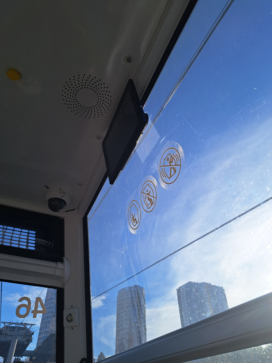 Знаки безопасности в кабинке