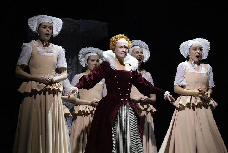 Сцена из спектакля «Елизавета Английская». Евгения Дмитриева (в центре)