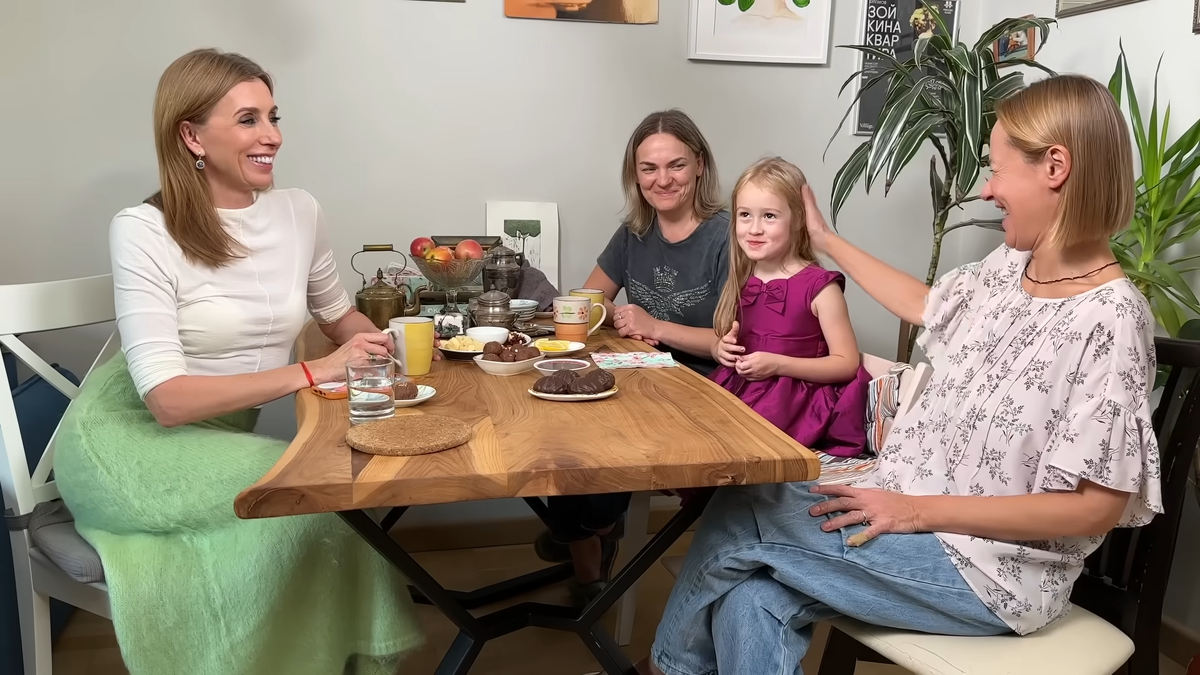 Очаровательная малышка не раз смешила маму и вудущую во время интервью