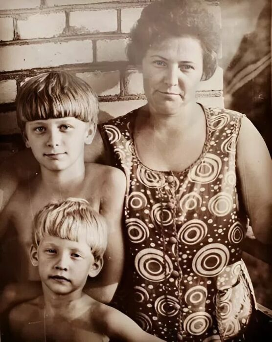 Сергей Глушко в детстве с мамой и старшим братом