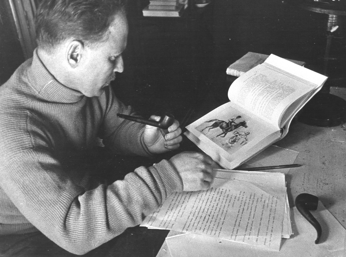 М. А. Шолохов в рабочем кабинете. Ст. Вёшенская. 1935. Фото В. А. Тёмина.