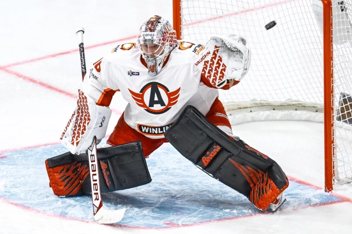    Вратарь Евгений Аликин защищает ворота команды "Автомобилист" в матче регулярного чемпионата КХЛ с командой СКА (Санкт-Петербург)