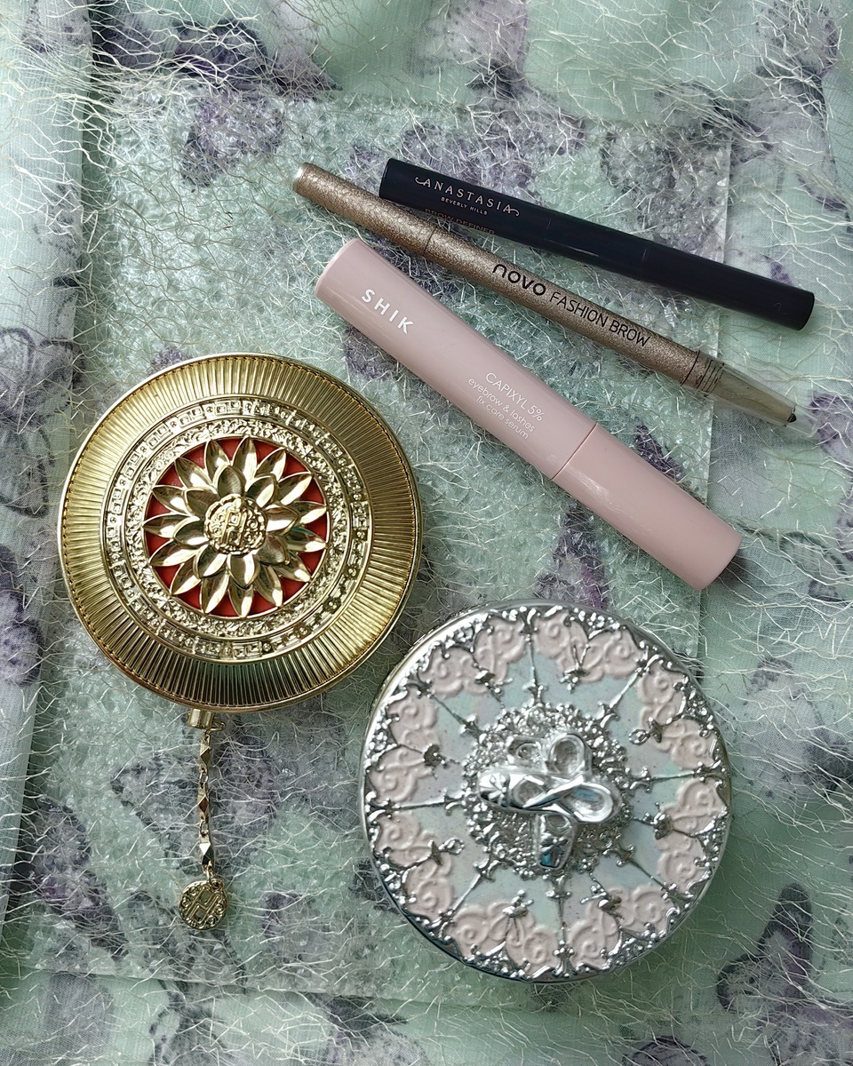 Моя декоративная косметика: финишные пудры и средства для бровей 