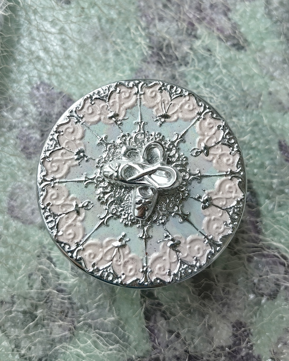 Закрепляющая пудра от бренда "Flower Knows" 