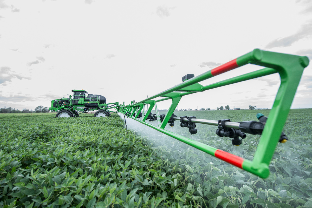 Как известно, центральная штанга на самоходном опрыскивателе не является жестко приваренной к раме машины. Она устанавливается на специальную поворотную платформу (основание), которая, в свою очередь, через систему амортизации и демпфирования крепится к мощной раме шасси. Это позволяет штанге иметь определенную степень свободы, чтобы "обтекать" неровности рельефа и не ломаться при столкновении с препятствиями.