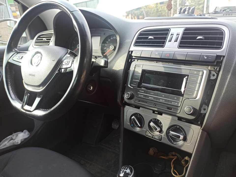 Снимаю старую магнитолу R140