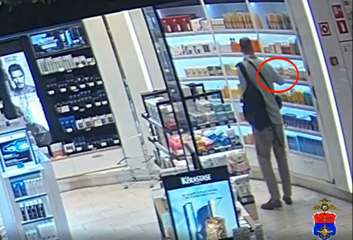 Пулково, магазин Duty free. Мужчина, нечистый на руку, попал на камеры видеонаблюдения. Фото: ЛО МВД России в аэропорту Пулково