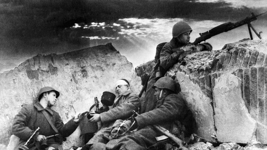 Советские бойцы в окопах под Севастополем, 1942 г.