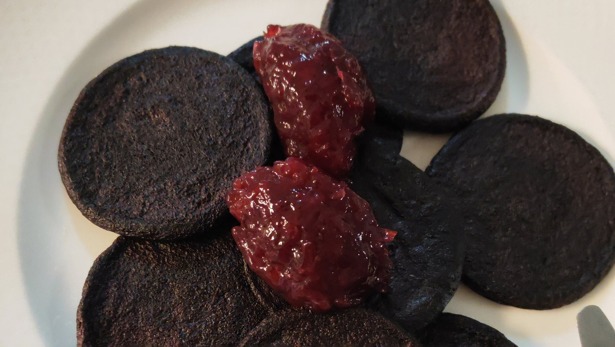     Фото: Maija Luomala/Shutterstock/FOTODOM Оладьи с кровью готовят на основе процеженной говяжьей или свиной крови, которая заменяет молоко или кефир