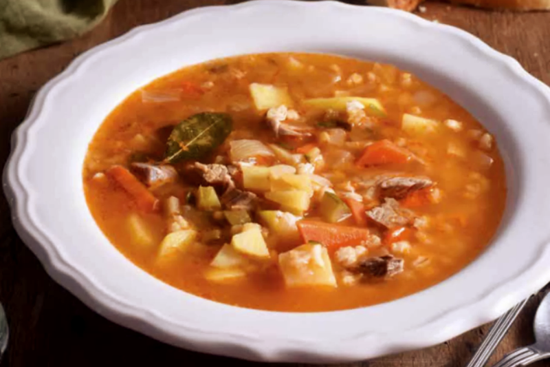 Подача рассольника в тарелке