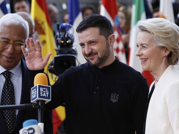    © AP Photo / Omar Havana Президент Европейского совета Антониу Кошта, президент Украины Владимир Зеленский и председатель Еврокомиссии Урсула фон дер Ляйен на саммите ЕС в здании Европейского совета в Брюсселе 6 марта 2025 года
