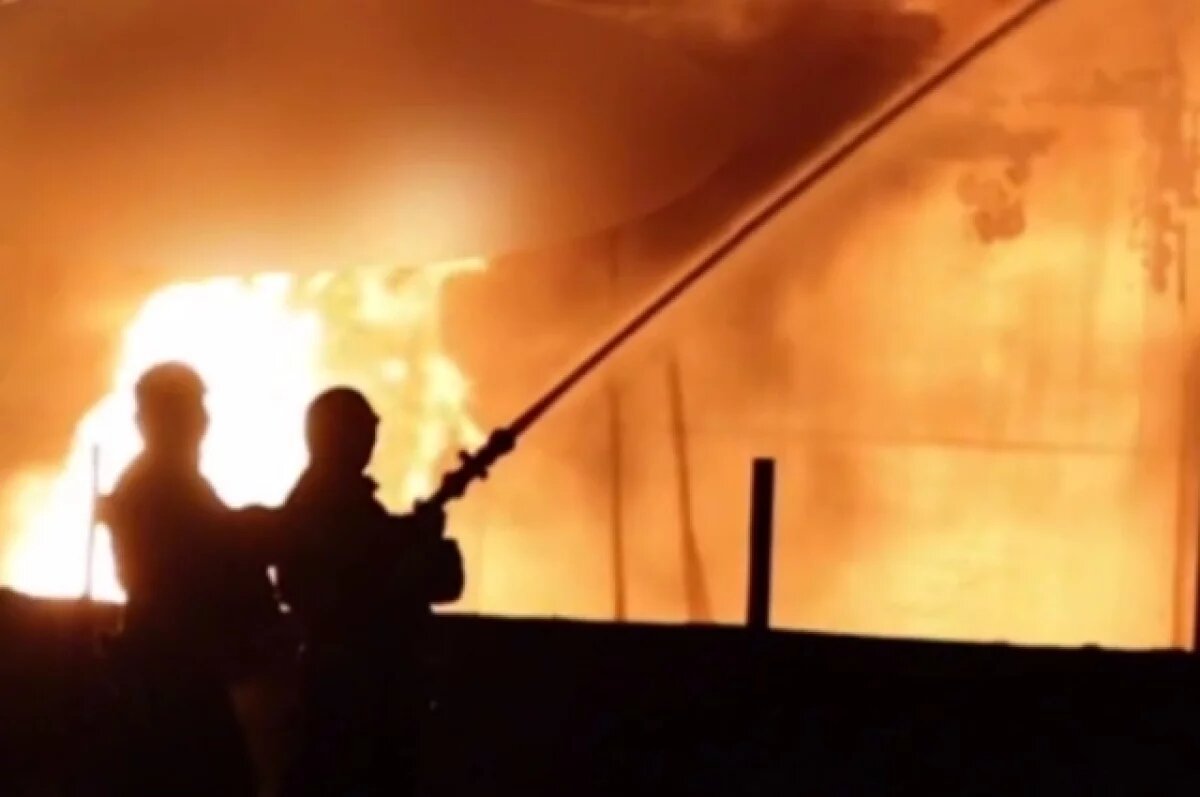   Появились кадры начавшегося после взрывов пожара на нефтебазе под Нежином