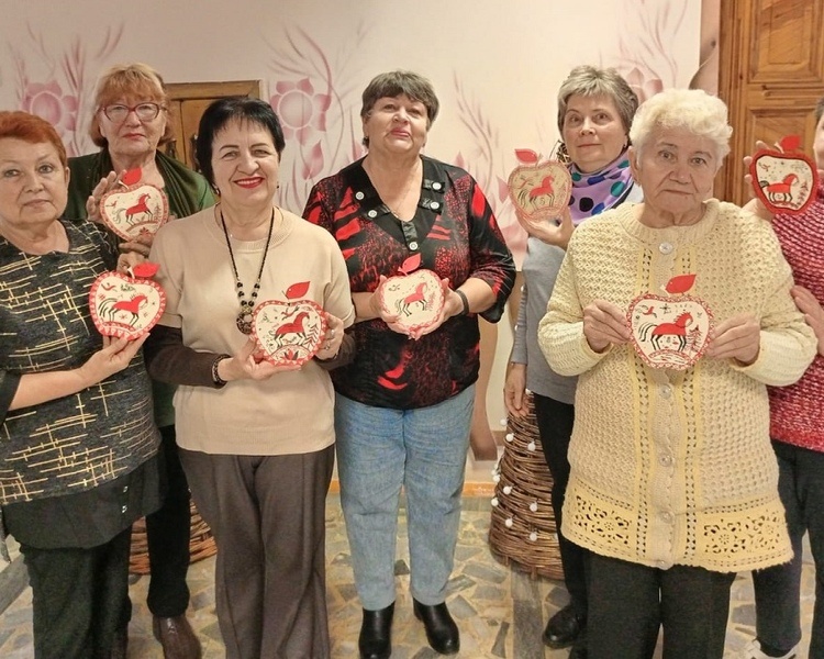     Участницы «Курского долголетия» учились мезенской росписи