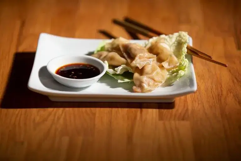 Пельмени шуй цзяо названы так из-за способа приготовления: их варят в воде до тех пор, пока они не станут полупрозрачными и не начнут всплывать.