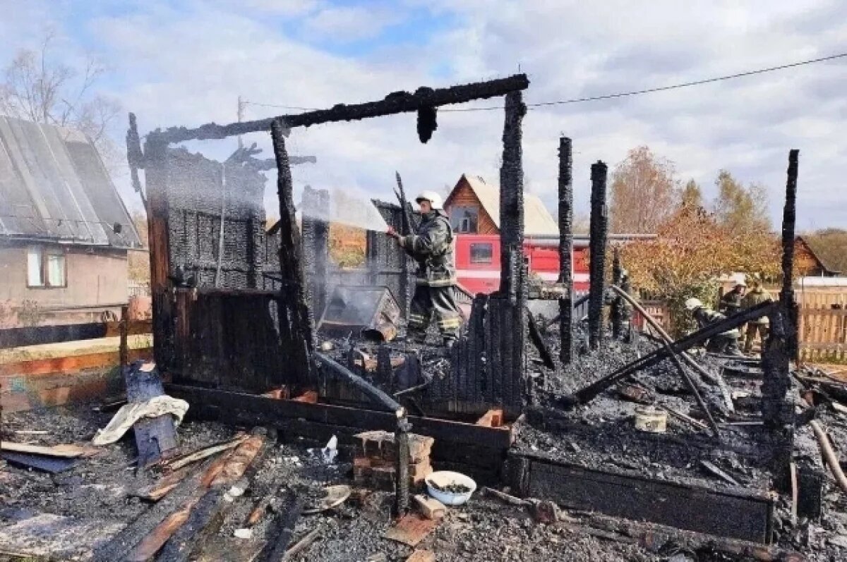    На Сахалине полностью сгорел дачный дом, соседний – спасен