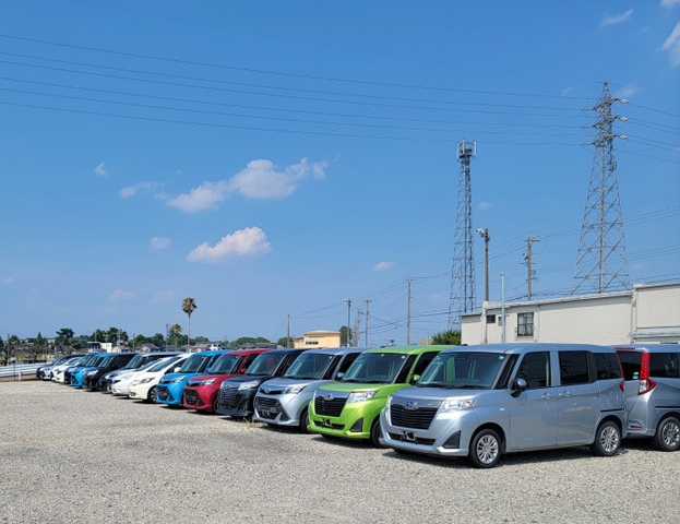 готовые к заказу атомобили Yo Stock на парковке рядом с портом Нагоя