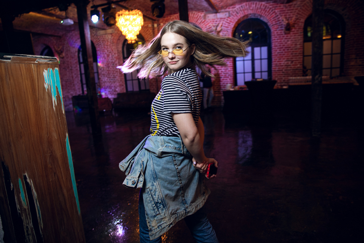 Этот танцевальный баттл — хит любого сценария конкурсы в стиле 90 х! 