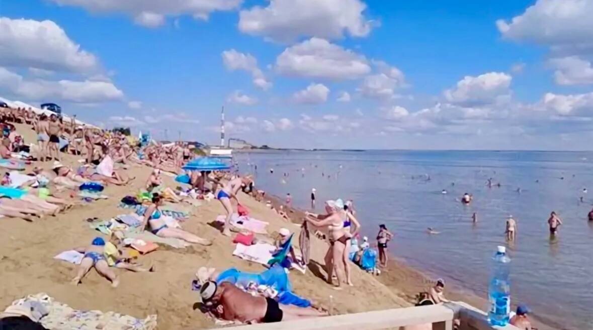 Фотография с просторов интернета. Именно столько людей мы видели и трубы на заднем фоне