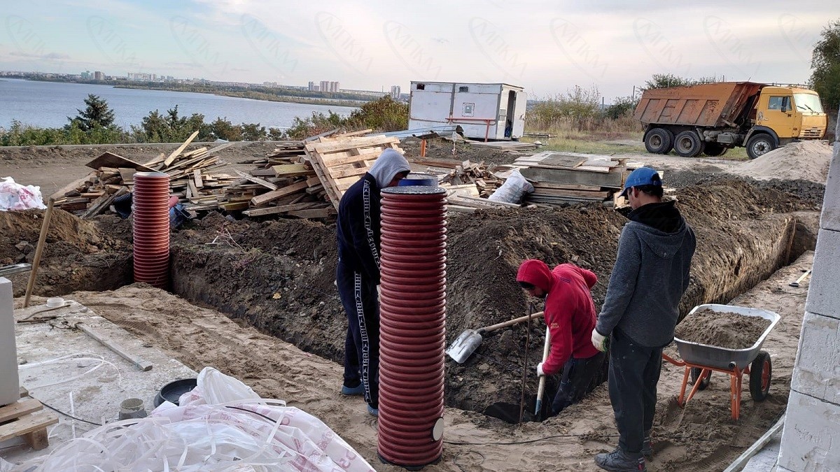 Шаг 2: Земляные работы
Выкопайте траншеи глубиной 0,8-1,5 метра (в зависимости от уровня грунтовых вод)
Ширина траншеи: 30-50 см
Создайте уклон дна траншеи в сторону водосбора
