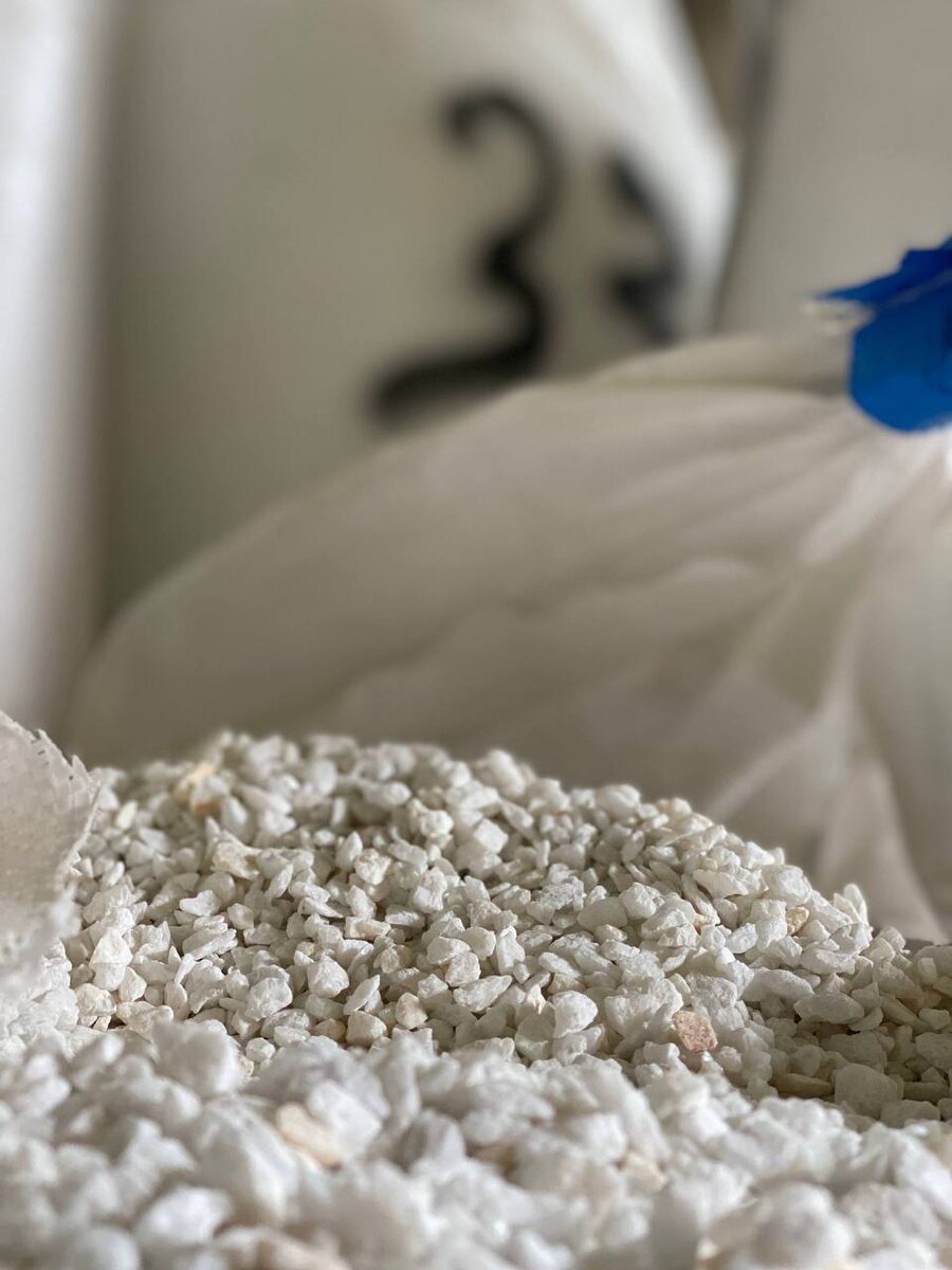 За десятилетие работы мы перепробовали крошку из разных регионов и от множества поставщиков. Сейчас в производстве осталось только 5 базовых цветов от двух компаний, которые доказывали свое качество годами.
Почему такой строгий отбор? Любая примесь — песок, частицы дерева, неоднородность фракции — проявится на лицевой поверхности. Один мешок некачественного материала может испортить целую партию изделий.
