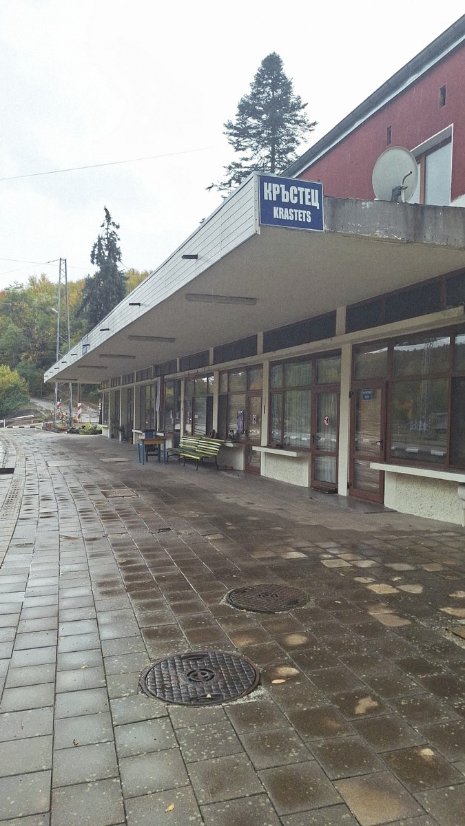 Вот такой "скромный" вокзал притулился в горах, а вокруг тишина...