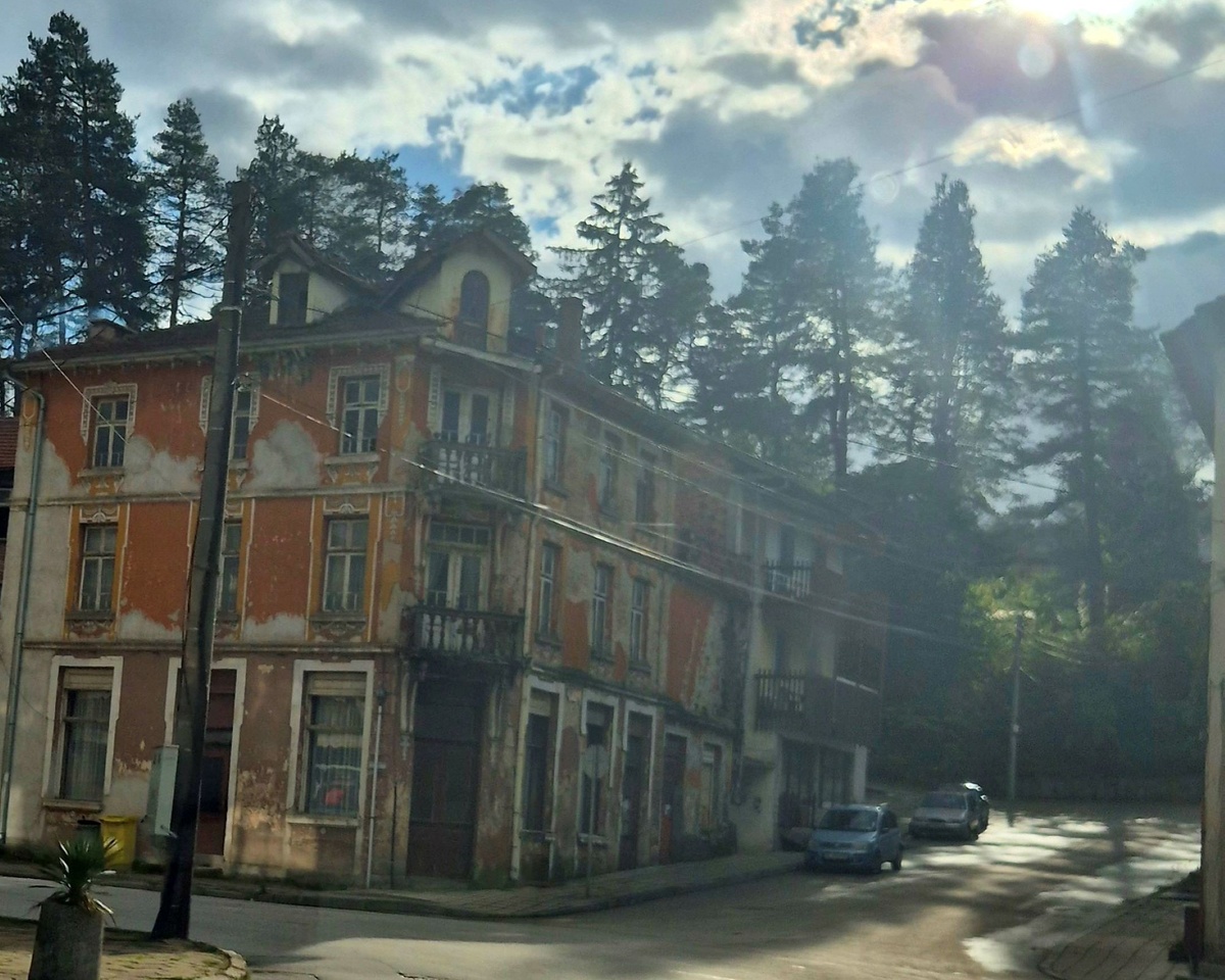 Вот такая заброшка встретилась, а когда-то, видно, прямо дворец был.