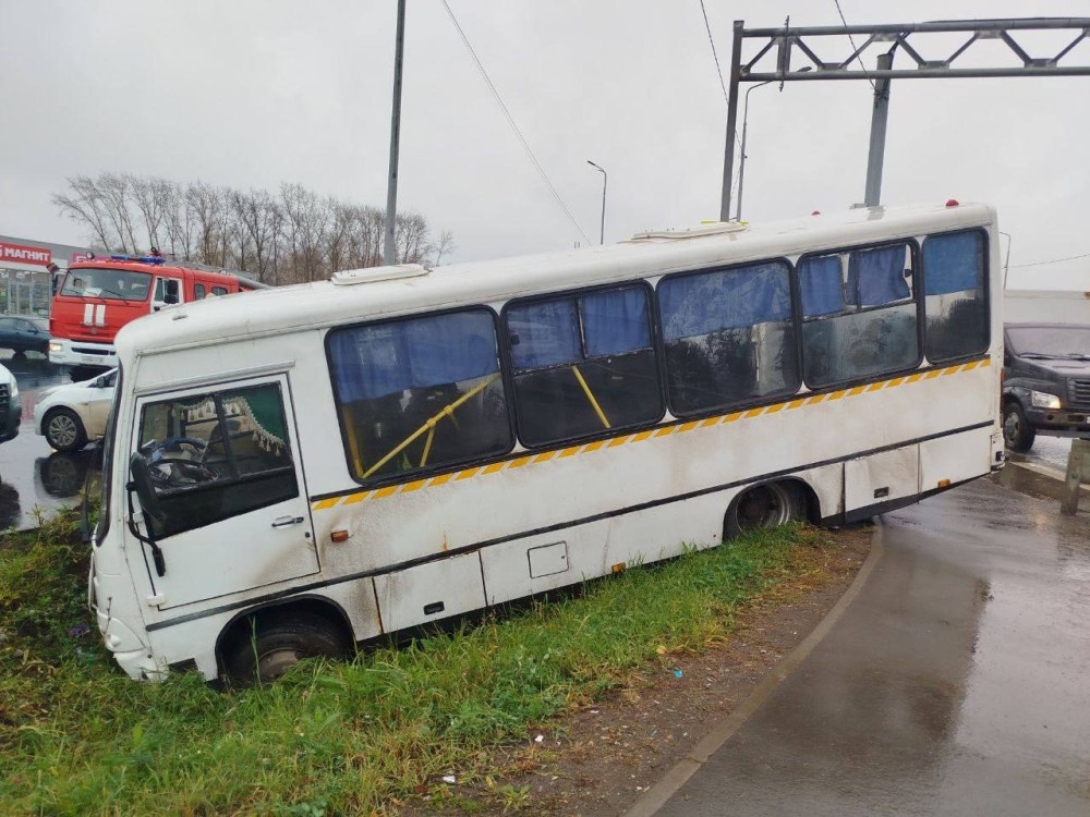    Автобус с пассажирами съехал в кювет в Завьяловском районе Удмуртии