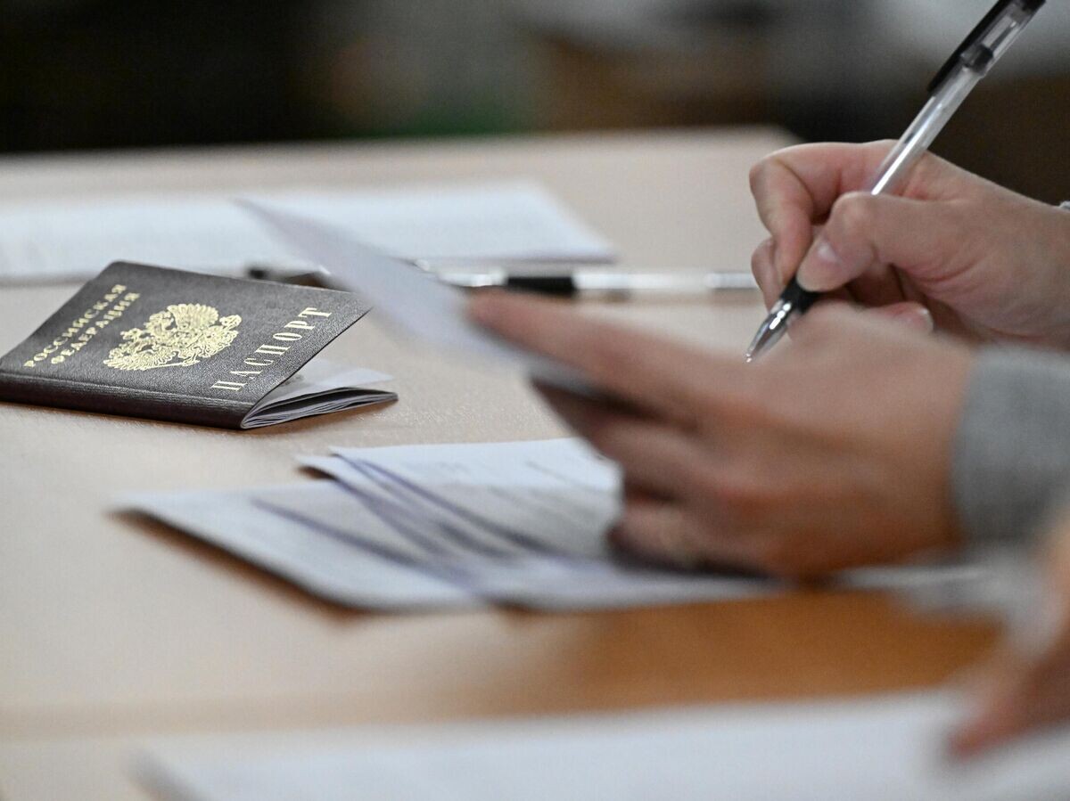    Паспорт ученика во время сдачи единого государственного экзамена по русскому языку в рамках досрочного периода в школе© РИА Новости / Пелагия Тихонова