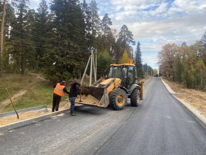 Протяженность заасфальтированной дороги - 343 м, ширина - 6 м