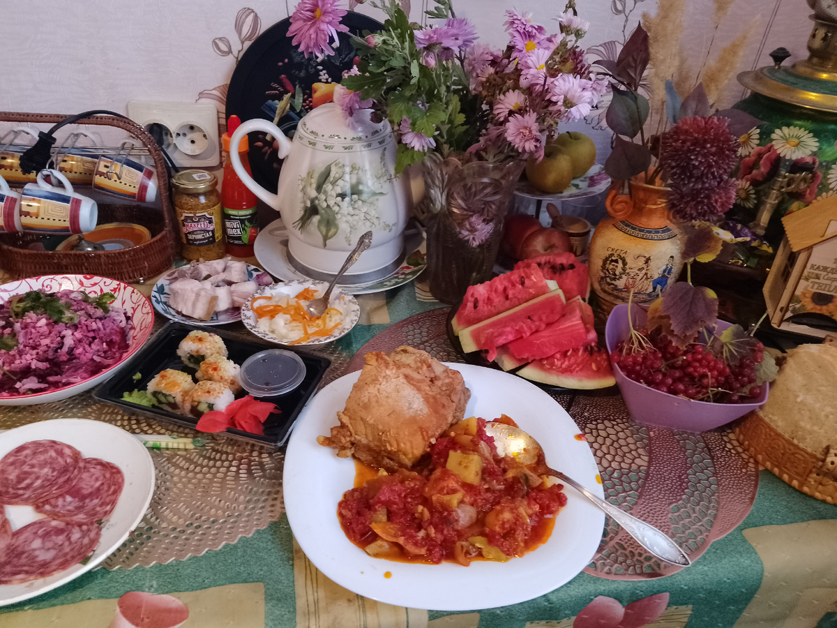 Фото автора, мой стол на Покров