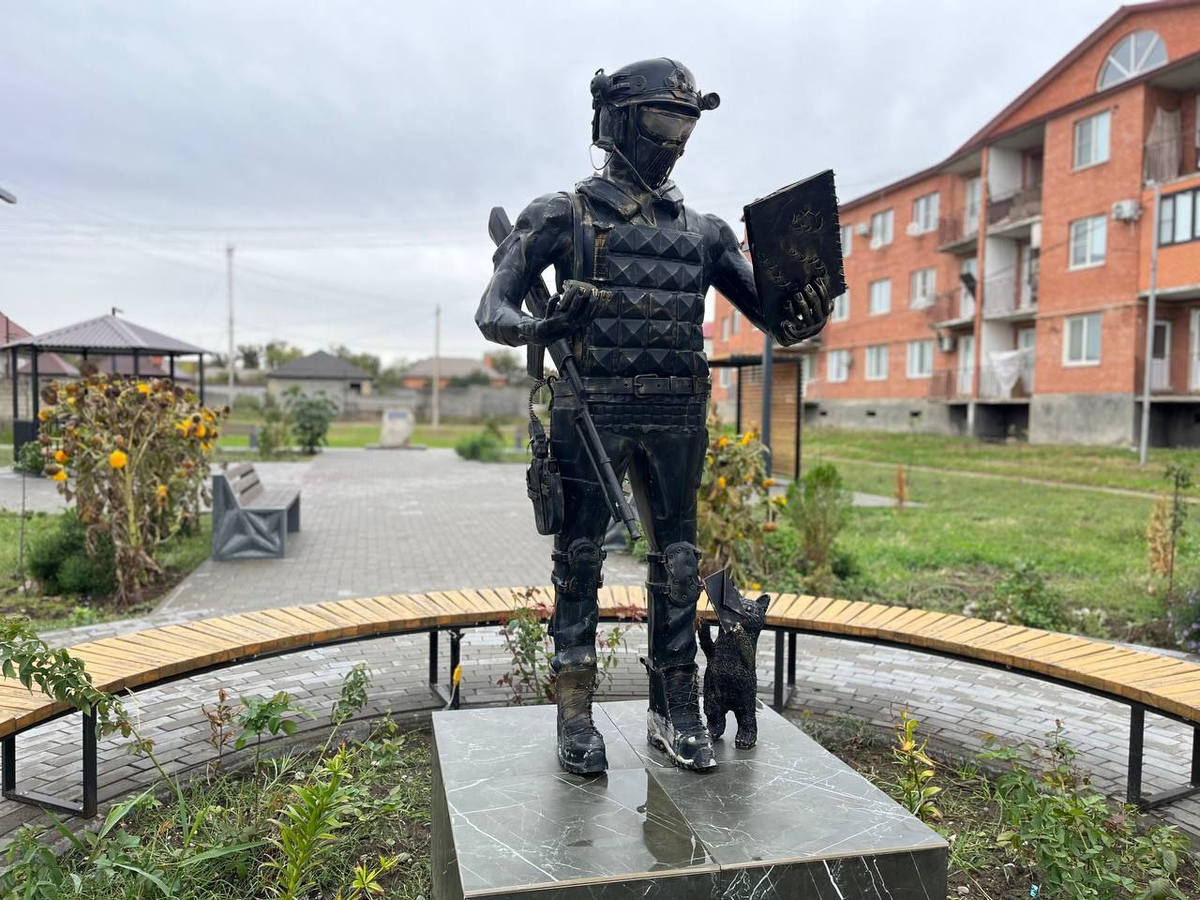 Бронзовый солдат. Памятник в Южно-Сухокумске 