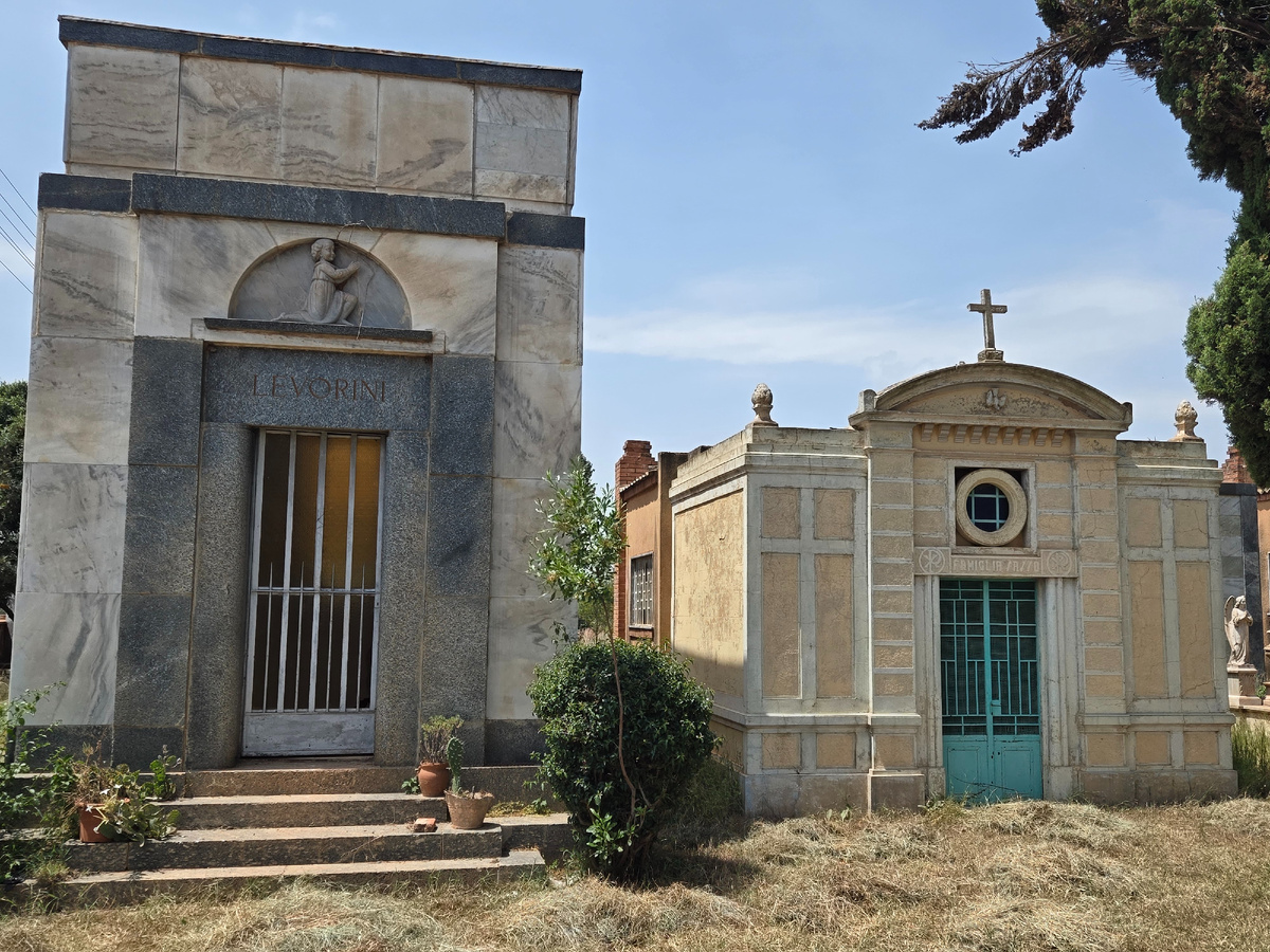 Центральная часть кладбища - это фамильные склепы.