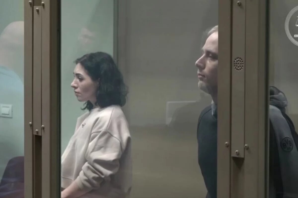    Супружеская пара в зале суда.