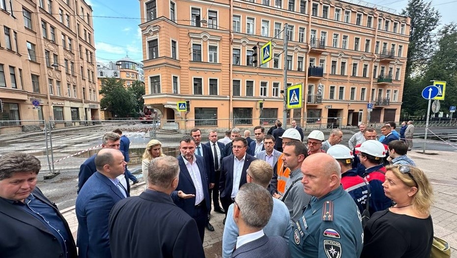    Обрушившийся дом на Большой Зелениной улице в Петербурге. Автор фото: t.me/razumishkin
