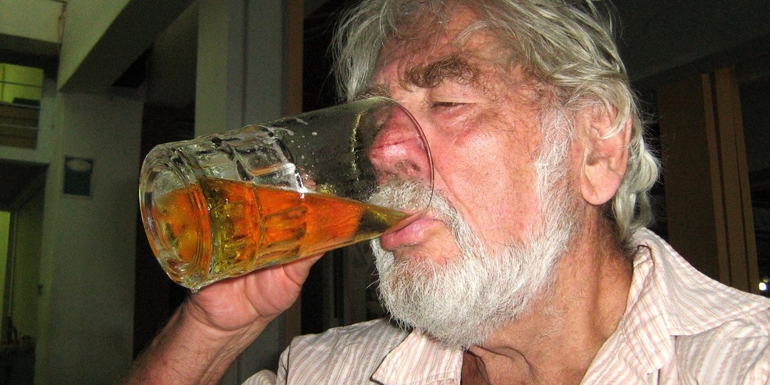 В каком возрасте нельзя пить пиво: врач назвал возраст, в котором стоит отказаться от пенного