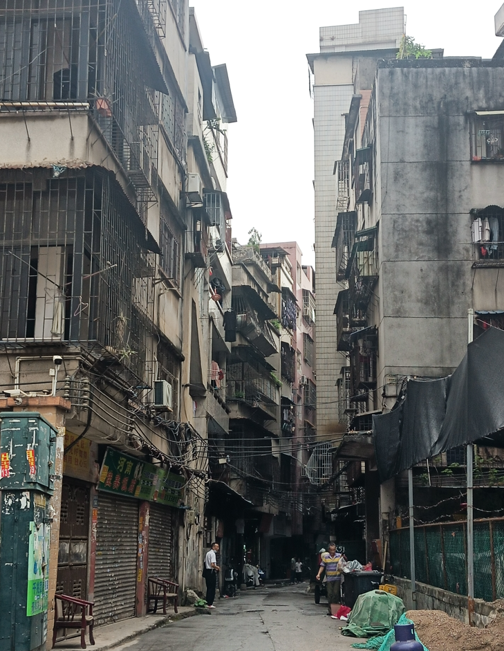 Как вот у этих домов. Видите, есть балкончики, но выглядят они такими, что туда лучше не заходить