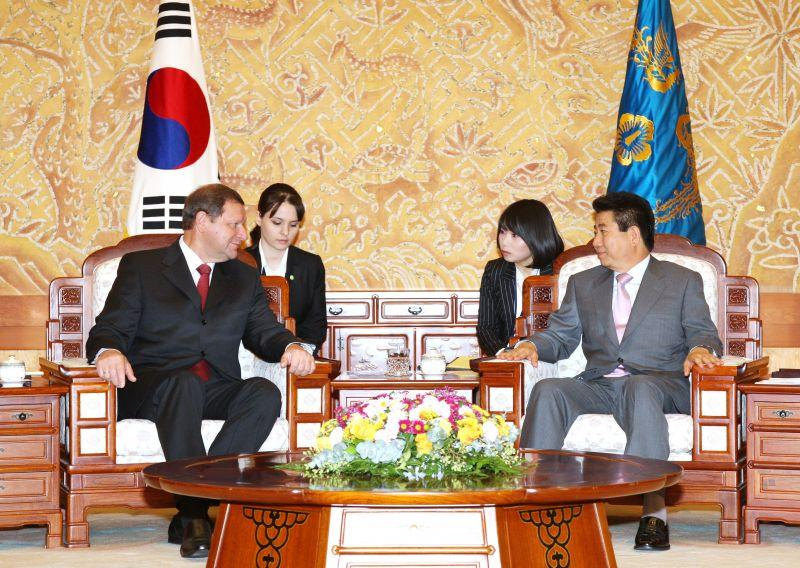 Татьяна Акимова (слева сзади) переводит на встрече экс-президента Республики Корея Но Му Хёна и премьер-министра Беларуси Сидорского Сергея Сергеевича (2007 год). / Фото: Национальный архив Республики Корея