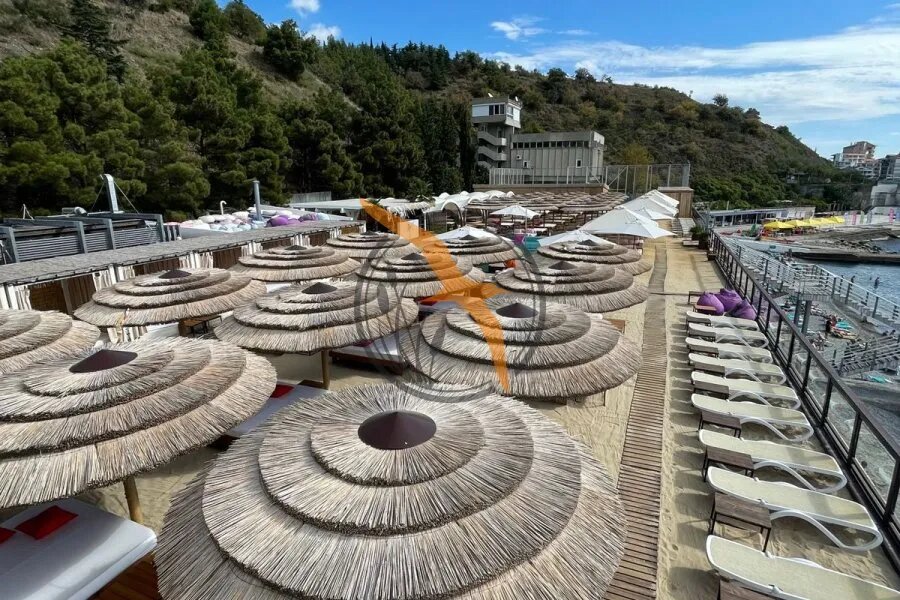 наши зонты на побережье Ялты